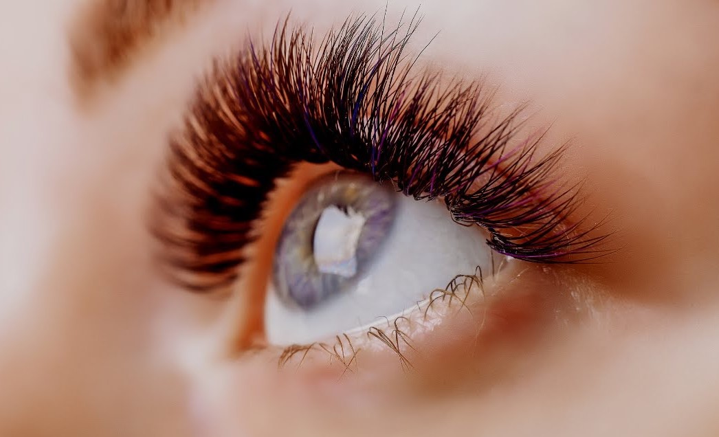 ۵ اشتباه رایج بعد از کاشت مژه که باید از آن‌ها دوری کنید